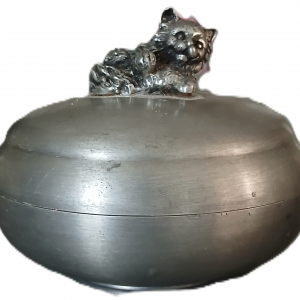Bonbonnière en étain au chat