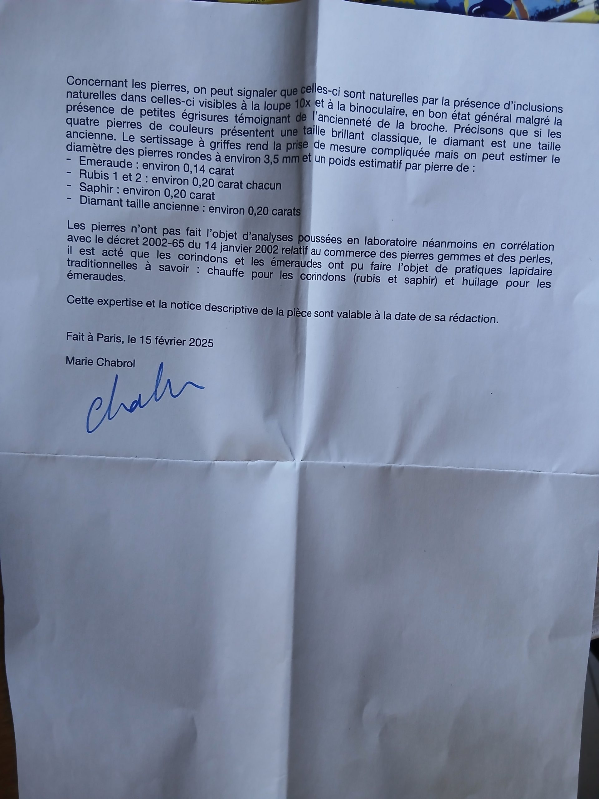 Broche en or et ses pierres précieuses en forme de nœud – Image 5