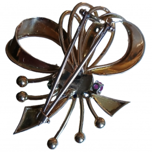 Broche en or et ses pierres précieuses en forme de nœud