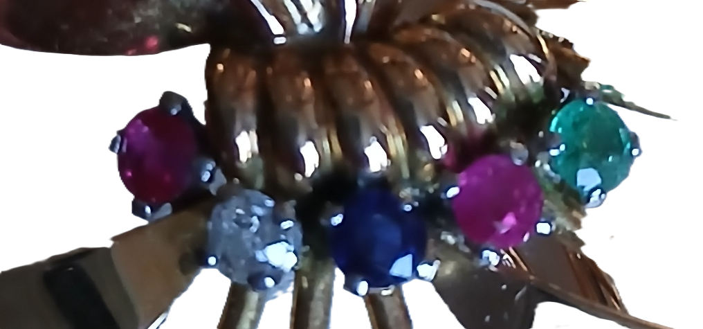 Broche en or et ses pierres précieuses en forme de nœud – Image 3