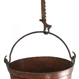 Grand chaudron en cuivre et sa crémaillère d’origine