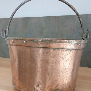 Grand chaudron en cuivre et sa crémaillère d’origine