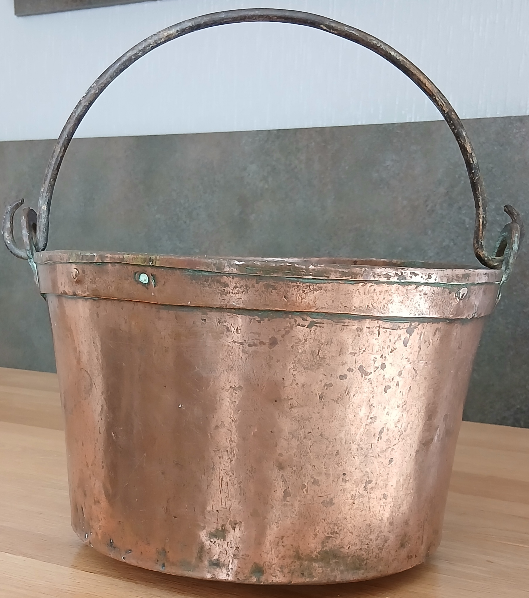 Grand chaudron en cuivre et sa crémaillère d'origine – Image 2