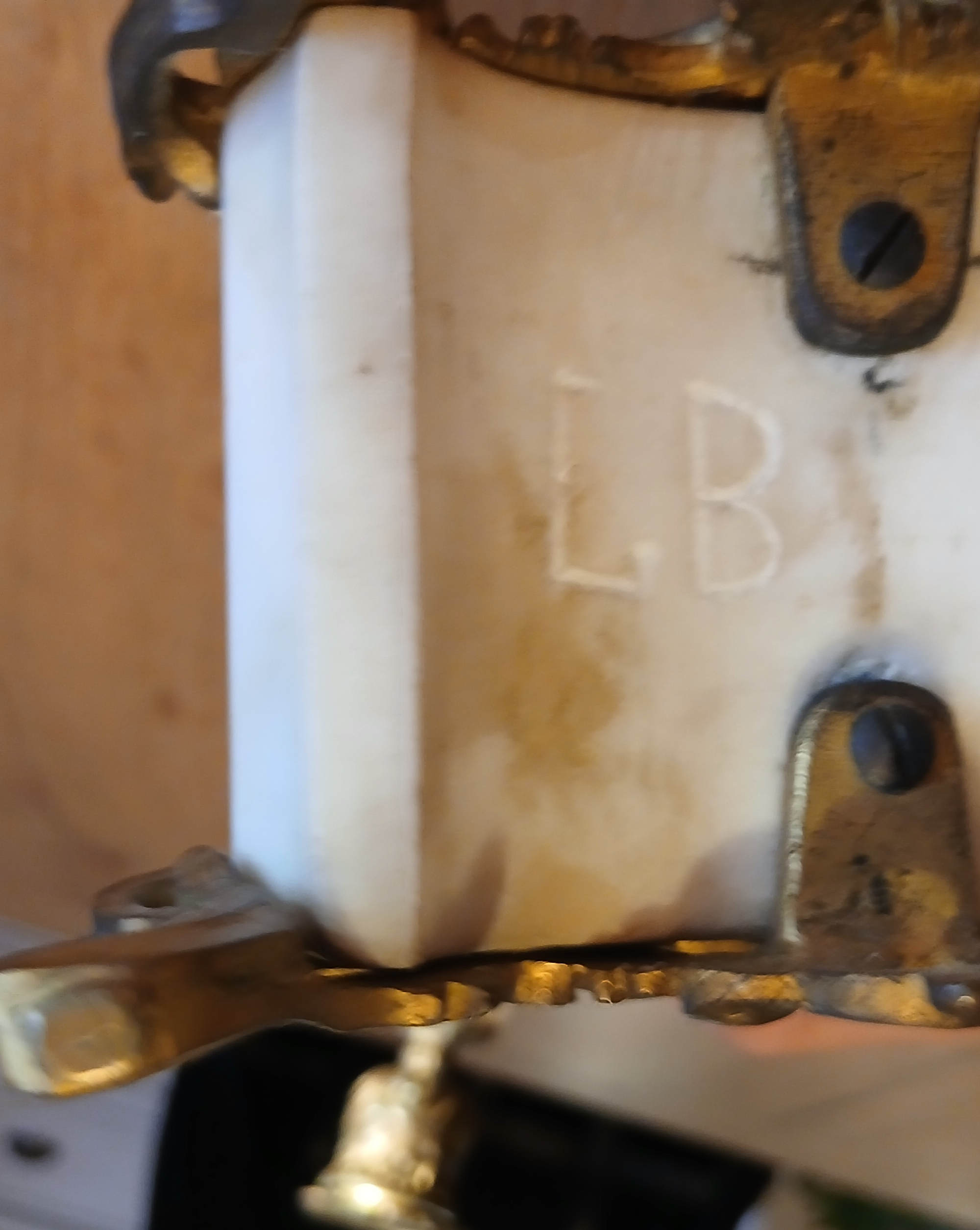 Garniture de cheminée ancienne (horloge et ses deux bougeoirs) – Image 5