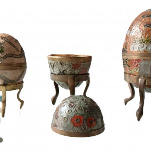 Petit œuf bonbonnière en laiton émaillé