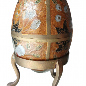 Grand œuf bonbonnière en laiton émaillé