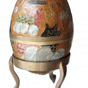 Grand œuf bonbonnière en laiton émaillé