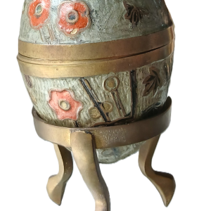 Moyen œuf bonbonnière en laiton émaillé