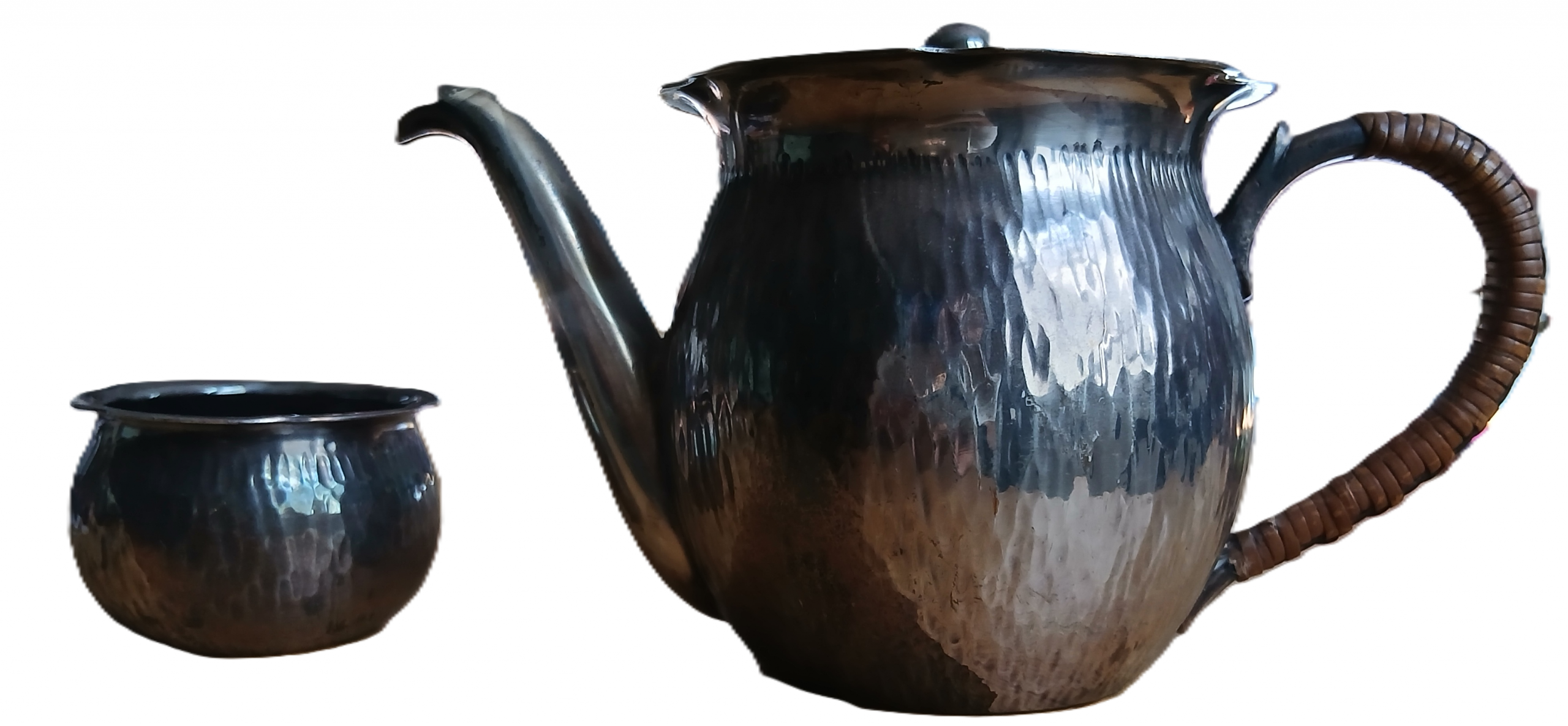 Théière ancienne en rotin et métal argenté et son petit pot